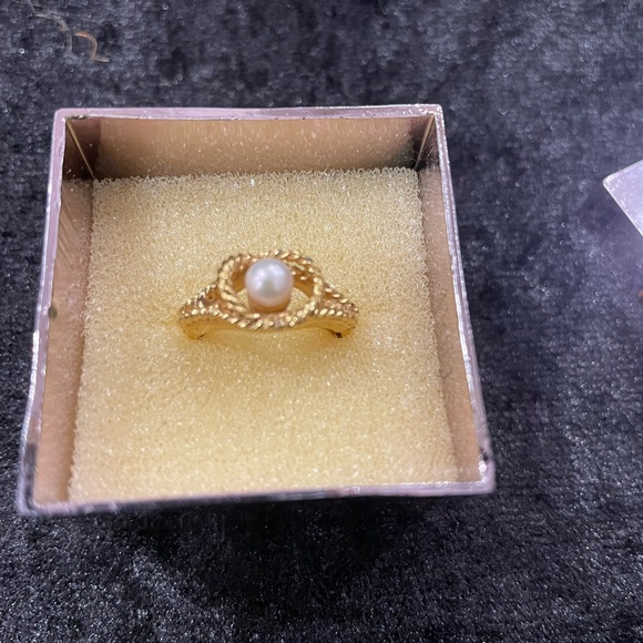 Vintage Avon Gold Leaves and Faux Pearl Jewelry Set - Picture 8 of 8